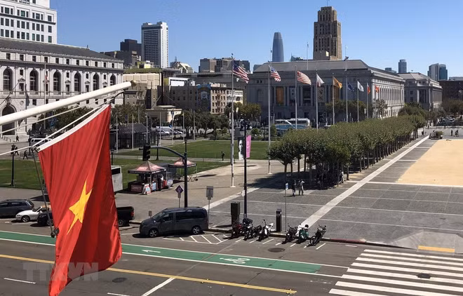 Drapeau vietnamien hissé à San Francisco (États-Unis) à l'occasion de la Fête nationale ảnh 2