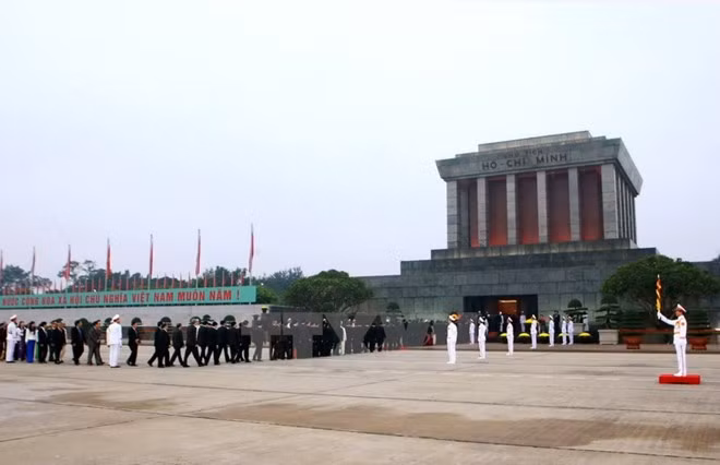 Têt du Chien: plus de 18.000 visiteurs au mausolée de Hô Chi Minh ảnh 1
