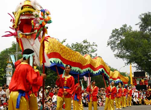 Au Vietnam, une fête peut en cacher une autre ảnh 2 Au Vietnam, une fête peut en cacher une autre ảnh 2