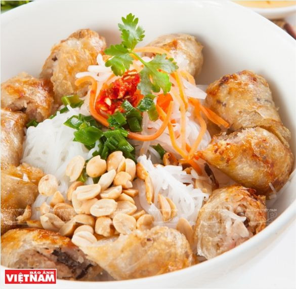 Le nem frit, fleuron de la gastronomie vietnamienne ảnh 2 Le nem frit, fleuron de la gastronomie vietnamienne ảnh 2