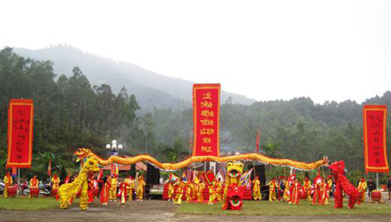 Six grands festivals après le Nouvel An lunaire dans le Centre et le Sud ảnh 2 Six grands festivals après le Nouvel An lunaire dans le Centre et le Sud ảnh 2