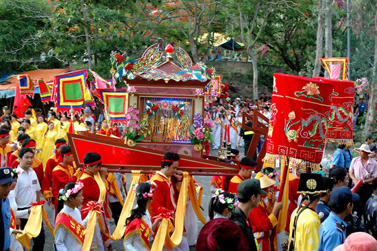 Six grands festivals après le Nouvel An lunaire dans le Centre et le Sud ảnh 3 Six grands festivals après le Nouvel An lunaire dans le Centre et le Sud ảnh 3