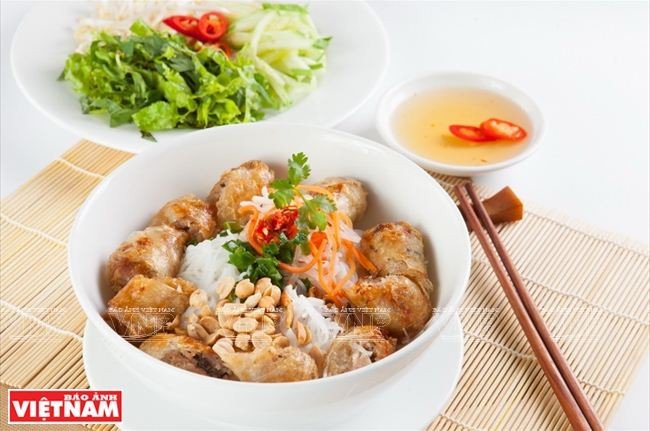 Le nem frit, fleuron de la gastronomie vietnamienne ảnh 1 Le nem frit, fleuron de la gastronomie vietnamienne ảnh 1