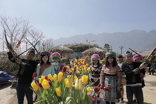 Profiter de la fête du « khèn » et des fleurs dans la région du Nord-Ouest ảnh 1 Profiter de la fête du « khèn » et des fleurs dans la région du Nord-Ouest ảnh 1