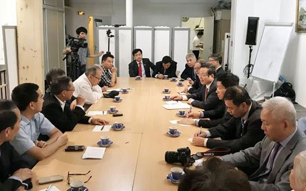 Le vice-président de l’AN Phung Quoc Hien rencontre des Vietnamiens résidant en France ảnh 1 Le vice-président de l’AN Phung Quoc Hien rencontre des Vietnamiens résidant en France ảnh 1