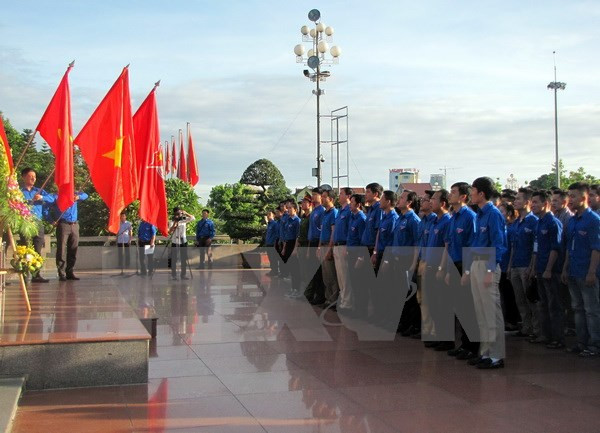 Les jeunes de Hô Chi Minh-Ville participent aux activités bénévoles au Laos ảnh 1