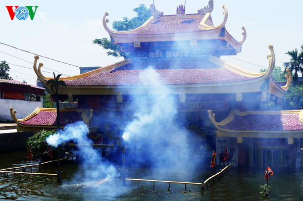 A Hông Phong, le rideau rouge s'ouvre et des marionnettistes-paysans entrent en scène ảnh 1 A Hông Phong, le rideau rouge s'ouvre et des marionnettistes-paysans entrent en scène ảnh 1