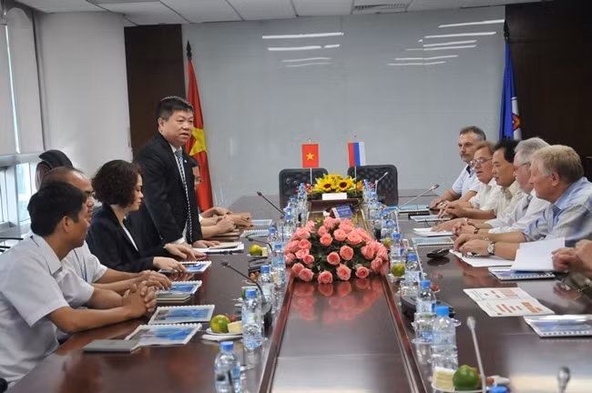 Électricité : renforcement de la coopération syndicale Vietnam-Russie ảnh 1