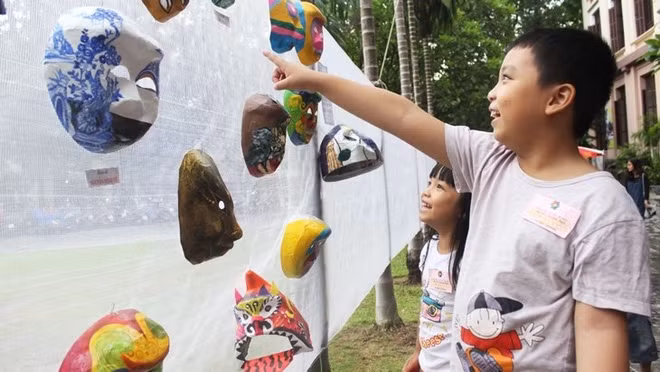Les masques traditionnels en papier mâché ảnh 1