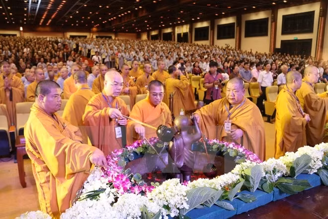 Le 2.561e anniversaire de la naissance du Bouddha célébré à Ninh Binh ảnh 1