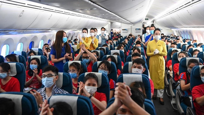 Vietnam Airlines ramène des étudiants à Hanoï après leur mission contre le COVID-19 au Sud ảnh 1