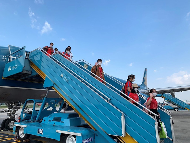 Vietnam Airlines ramène des étudiants à Hanoï après leur mission contre le COVID-19 au Sud ảnh 2