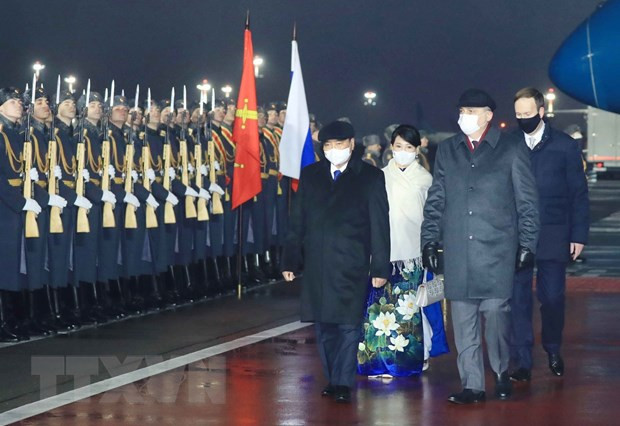 Le président Nguyen Xuan Phuc arrive à Moscou, entamant sa visite officielle en Russie ảnh 1 Le président Nguyen Xuan Phuc arrive à Moscou, entamant sa visite officielle en Russie ảnh 1