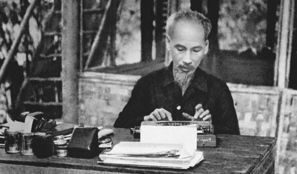 Des livres sur le Président Ho Chi Minh intéressent des lecteurs à Saint-Pétersbourg ảnh 1 Des livres sur le Président Ho Chi Minh intéressent des lecteurs à Saint-Pétersbourg ảnh 1