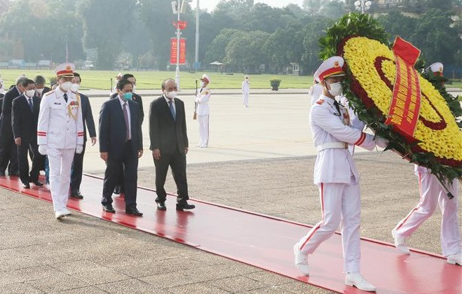 Fête nationale : les dirigeants rendent hommage au Président Ho Chi Minh ảnh 1