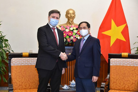 Le ministre des Affaires étrangères reçoit l’ambassadeur de Pologne ảnh 1 Le ministre des Affaires étrangères reçoit l’ambassadeur de Pologne ảnh 1