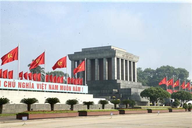 Fête nationale : les dirigeants rendent hommage au Président Ho Chi Minh ảnh 2