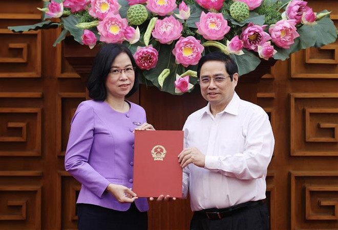 Le PM remet la décision sur la nomination de la directrice générale de la VNA ảnh 1 Le PM remet la décision sur la nomination de la directrice générale de la VNA ảnh 1