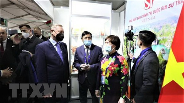 Des livres sur le Président Ho Chi Minh intéressent des lecteurs à Saint-Pétersbourg ảnh 2 Des livres sur le Président Ho Chi Minh intéressent des lecteurs à Saint-Pétersbourg ảnh 2