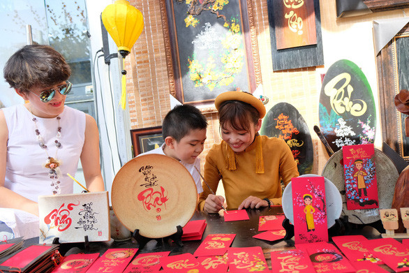 Demander une calligraphie, une belle coutume des Vietnamiens ảnh 2