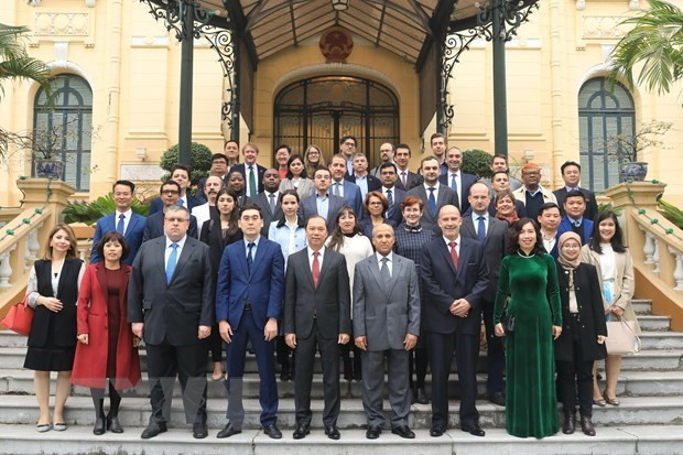 Rencontre de correspondants étrangers et de représentants diplomatiques à l'occasion du Nouvel an ảnh 2 Rencontre de correspondants étrangers et de représentants diplomatiques à l'occasion du Nouvel an ảnh 2