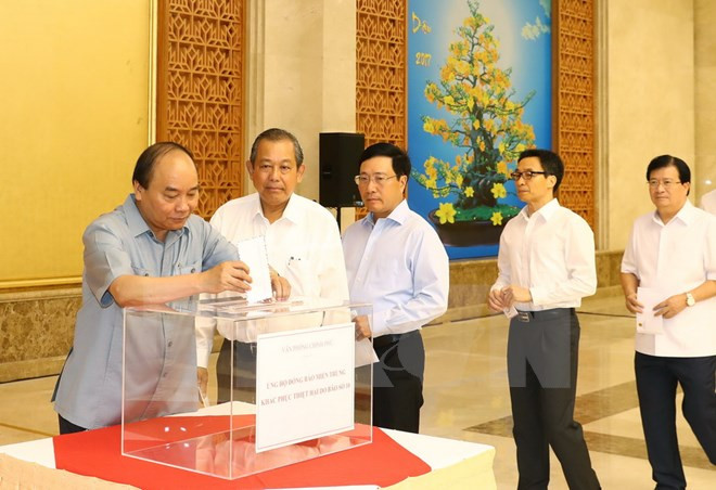 Les dirigeants du gouvernement aux côtés des sinistrés des crues au Centre ảnh 1 Les dirigeants du gouvernement aux côtés des sinistrés des crues au Centre ảnh 1