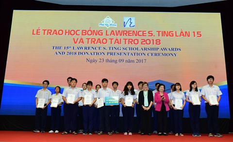Remise de plus de 3,4 milliards de dôngs de bourses Lawrence S. Ting ảnh 1
