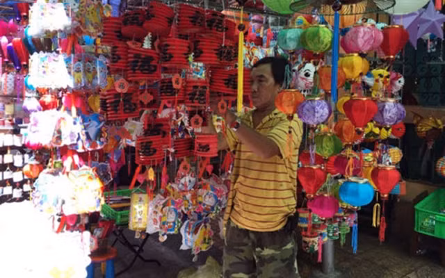 Les lanternes traditionnelles vietnamiennes attirent le chaland ảnh 1