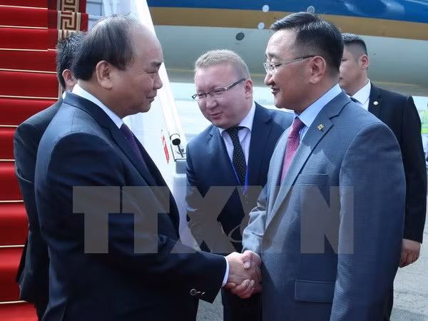 Le Premier ministre Nguyên Xuân Phuc arrive à Oulan-Bator ảnh 1