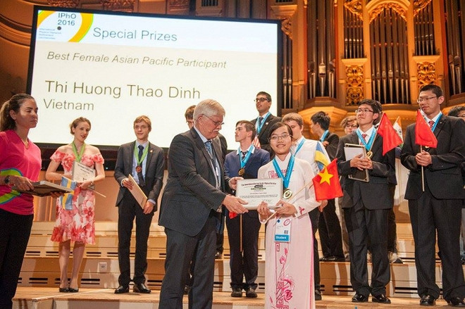 Le Vietnam primé aux 47e Olympiades de physique 2016 ảnh 1 Le Vietnam primé aux 47e Olympiades de physique 2016 ảnh 1
