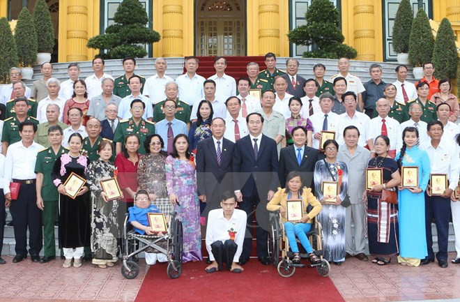 Le président Tran Dai Quang rencontre des victimes de l’agent orange/dioxine ảnh 1 Le président Tran Dai Quang rencontre des victimes de l’agent orange/dioxine ảnh 1