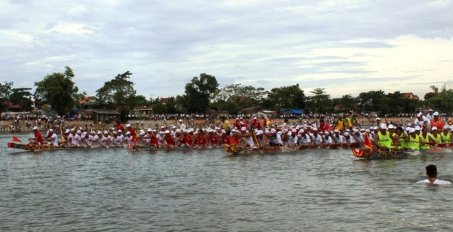 La course de pirogues élargie à Quang Binh ảnh 1 La course de pirogues élargie à Quang Binh ảnh 1