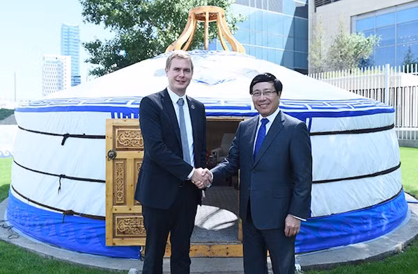 Rencontres bilatérales de Pham Binh Minh en marge de l’ASEM 11 ảnh 3