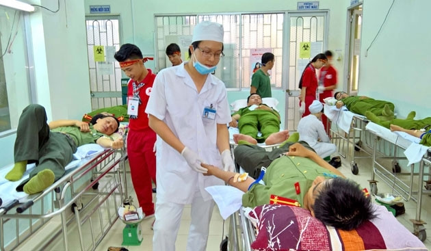 La fête du don de sang «Gouttes de sang pour la zone côtière» à Binh Thuan ảnh 1