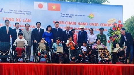 Un ancien PM japonais offre 50 fauteuils roulants aux enfants victimes de l'agent orange/dioxine ảnh 1 Un ancien PM japonais offre 50 fauteuils roulants aux enfants victimes de l'agent orange/dioxine ảnh 1