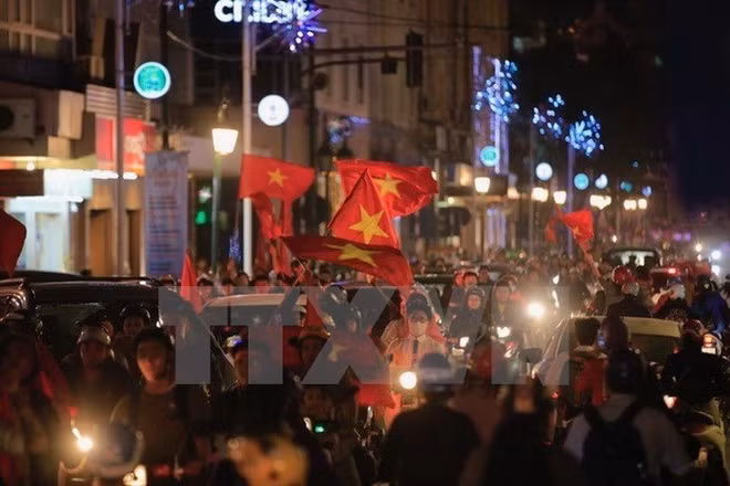 Football : le Vietnam chavire de bonheur ảnh 1