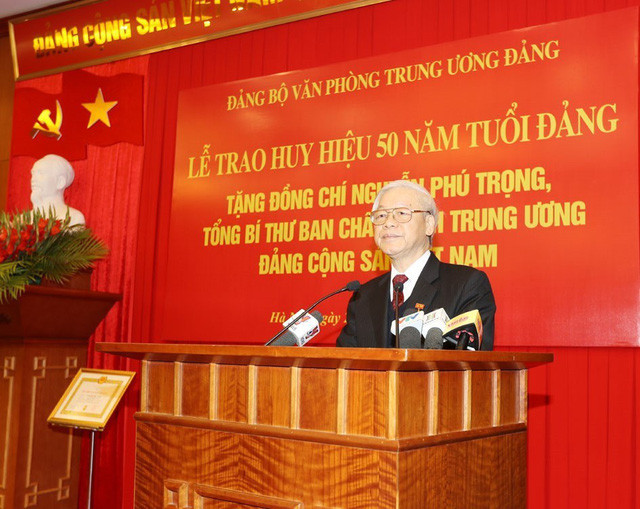 Le leader du PCV reçoit l’insigne pour ses 50 ans d’adhésion au PCV ảnh 2 Le leader du PCV reçoit l’insigne pour ses 50 ans d’adhésion au PCV ảnh 2