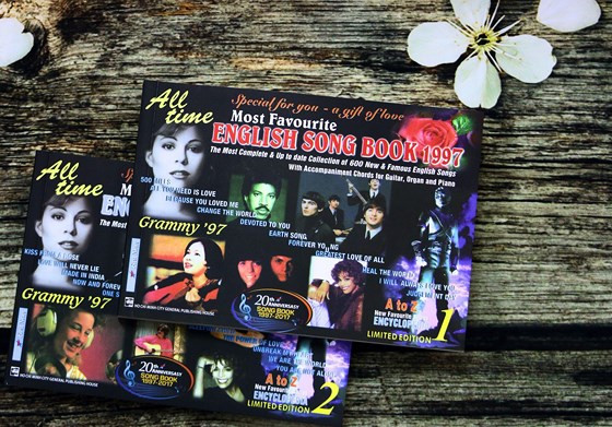 Le Livre des plus grandes chansons de pop anglaise réédité après 20 ans ảnh 1 Le Livre des plus grandes chansons de pop anglaise réédité après 20 ans ảnh 1