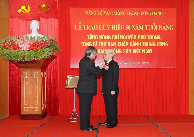 Le leader du PCV reçoit l’insigne pour ses 50 ans d’adhésion au PCV ảnh 1 Le leader du PCV reçoit l’insigne pour ses 50 ans d’adhésion au PCV ảnh 1