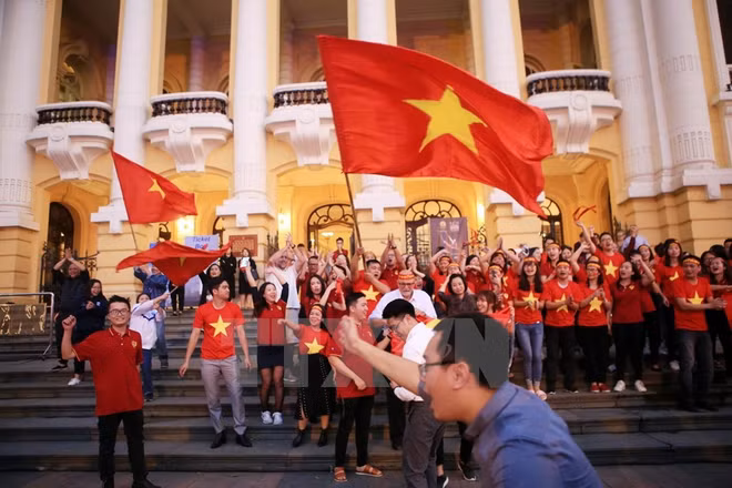 Football : le Vietnam chavire de bonheur ảnh 2