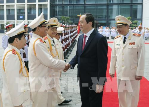 Le président Trân Dai Quang décore la force logistique et technique de la Police populaire ảnh 1 Le président Trân Dai Quang décore la force logistique et technique de la Police populaire ảnh 1