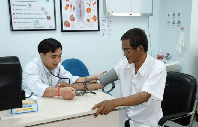 Des médecins vietnamiens soignent gratuitement des Cambodgiens pauvres ảnh 1 Des médecins vietnamiens soignent gratuitement des Cambodgiens pauvres ảnh 1