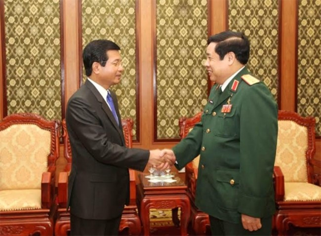 Le général Phung Quang Thanh reçoit l’ambassadeur du Laos ảnh 1 Le général Phung Quang Thanh reçoit l’ambassadeur du Laos ảnh 1