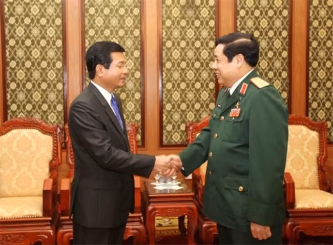 Le général Phung Quang Thanh reçoit l’ambassadeur du Lao​s ảnh 1