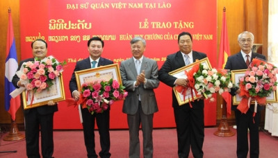 Le Vietnam honore certains responsables laotiens ảnh 1 Le Vietnam honore certains responsables laotiens ảnh 1