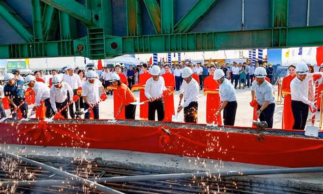 Hanoï : raccordement du pont Vinh Tuy 2 enjambant le fleuve Rouge ảnh 2