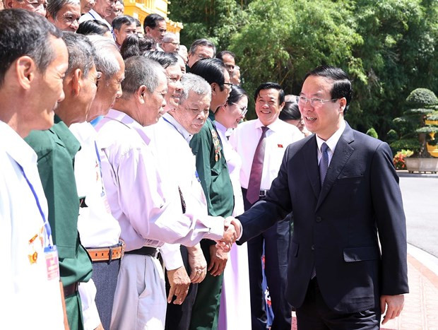 Le président Vo Van Thuong salue les personnes méritantes de Vinh Long ảnh 1 Le président Vo Van Thuong salue les personnes méritantes de Vinh Long ảnh 1