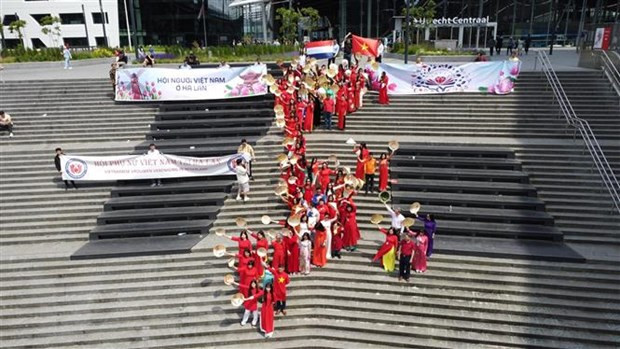 Des Vietnamiens aux Pays-Bas créent la forme du Vietnam ảnh 1 Des Vietnamiens aux Pays-Bas créent la forme du Vietnam ảnh 1