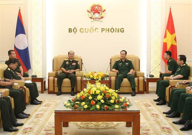 Un vice-ministre de la Défense reçoit une délégation de l'Armée populaire lao ảnh 1 Un vice-ministre de la Défense reçoit une délégation de l'Armée populaire lao ảnh 1