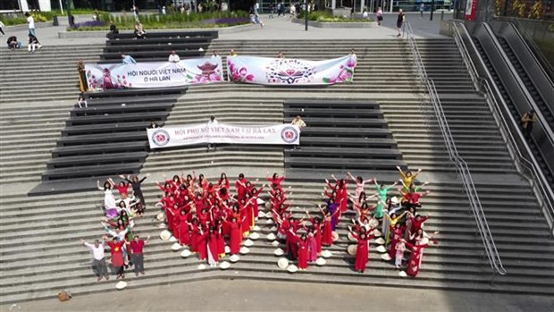 Des Vietnamiens aux Pays-Bas créent la forme du Vietnam ảnh 2 Des Vietnamiens aux Pays-Bas créent la forme du Vietnam ảnh 2